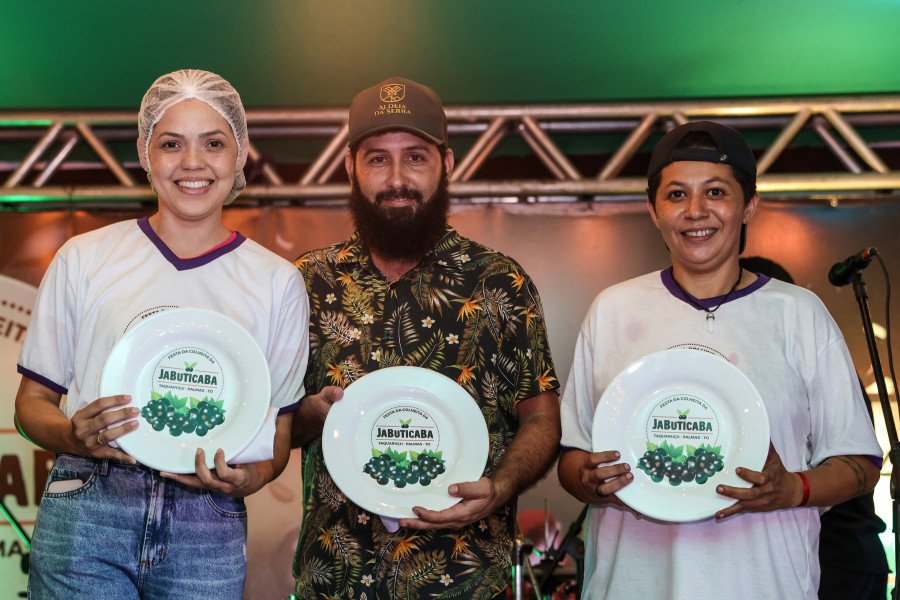 Laís Banício, Felipe Santos e Jucilene Batista foram os vencedores do concurso gastronômico (Foto: Lia Mara/Secom Palmas)