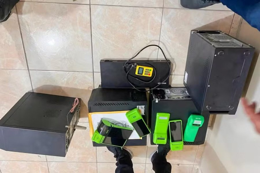 Operação Truque de Mestre, Polícia apreendeu equipamentos eletrônicos, máquinas de cartão, na casa de influenciadores no Pará (Foto: Reprodução/Agência Pará)