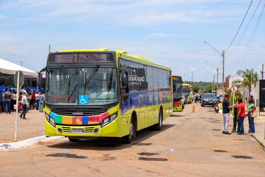 Entrega dos 70 veículos de substituição e reforço do transporte coletivo urbano aconteceu na manhã desta quarta, 31 (Foto: Luciana Pires)
