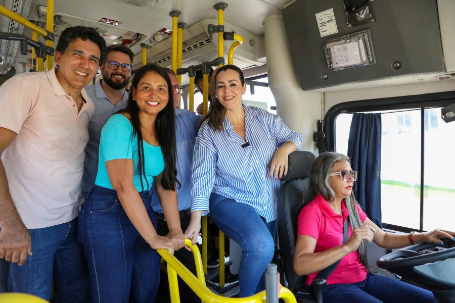 A prefeita Cinthia Ribeiro vistoriou os novos ônibus e reforçou que essa foi a maior entrega do transporte público nos últimos 30 anos