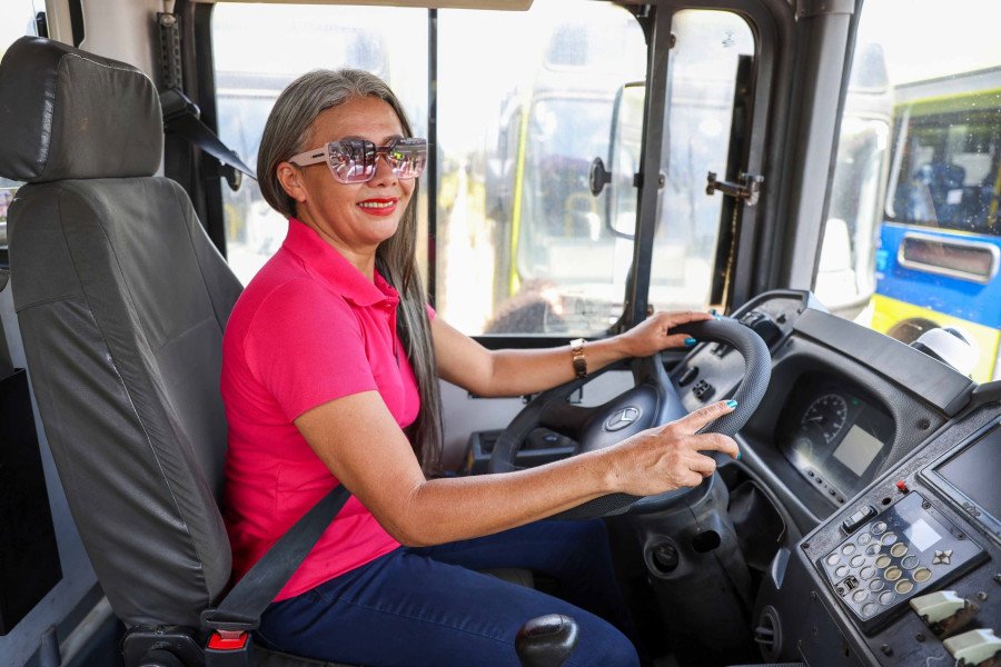 Agora Palmas conta com quatro ônibus exclusivos para mulheres e dez motoristas mulheres, entre elas está Carmosina Rodrigues