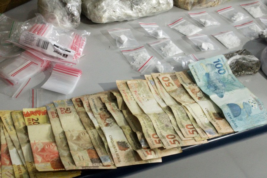 Além das drogas cerca de R$ 1 mil em espécie foi apreendido (Foto: Jodacy Filho)