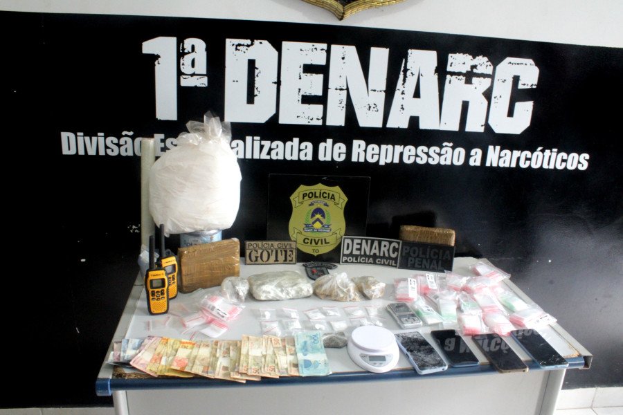 Ao todo, foram apreendidos aproximadamente 2 kg de drogas (Foto: Jodacy Filho)