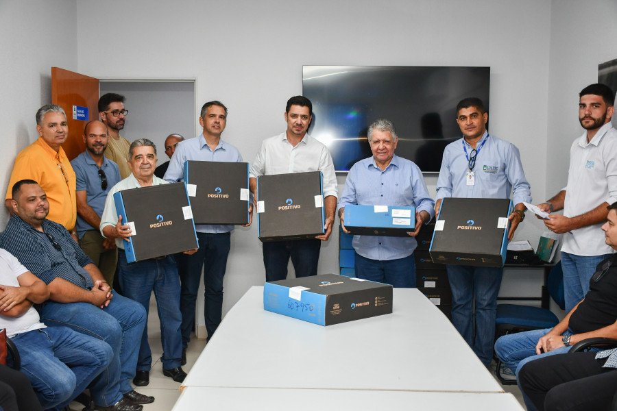 Foram entregues 25 notebooks e 40 computadores de mesa (Foto: Keven Lopes/Governo do Tocantins)