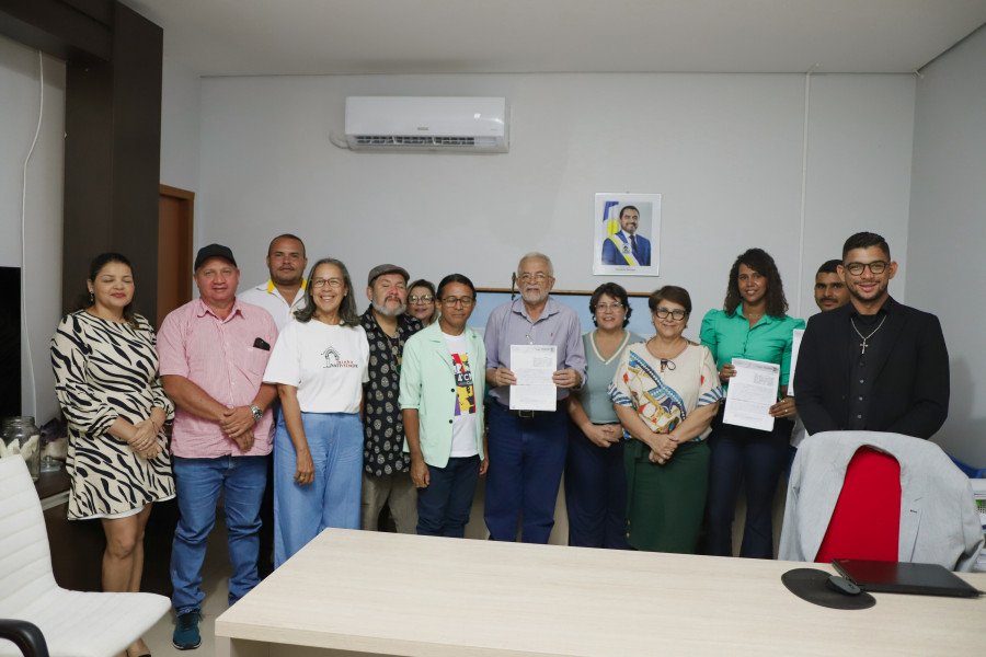 Documento foi assinado pelo secretário de Estado da Cultura Tião Pinheiro e representantes da Agência de Transportes, Obras e Infraestrutura (Ageto) e da empresa vencedora da licitação (Foto: Kadu Souza/Governo do Tocantins)