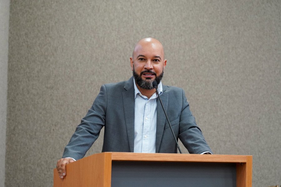 Secretário-executivo da Seduc, Edinho Fernandes, assinou o protocolo de Prevenção e Combate à Violência e Disseminação da Cultura de Paz nas Escolas e ressaltou que a iniciativa visa garantir espaços educacionais mais seguros (Foto: Francisca Coelho)