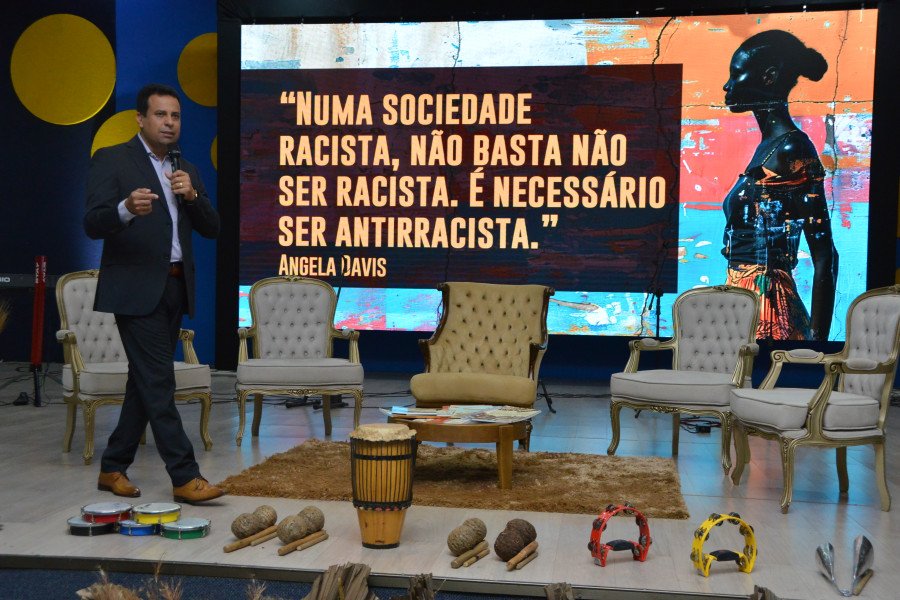 O secretário da Educação, Fábio Vaz, apresentou o programa Poder Afro e as demais ações do Estado para combater o racismo e valorizar a cultura e a história do negro no Brasil (Foto: Mari Rios/Governo do Tocantins)