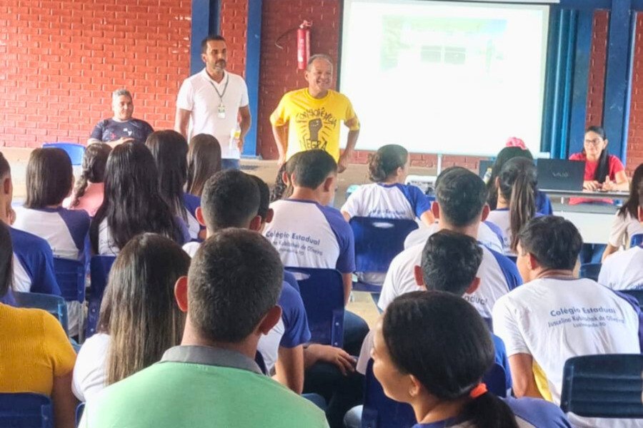 Com os presentes o pedagogo abordou sobre as implicações emocionais, físicas, sociais e legais da prática do bullying (Foto: DPE-TO)