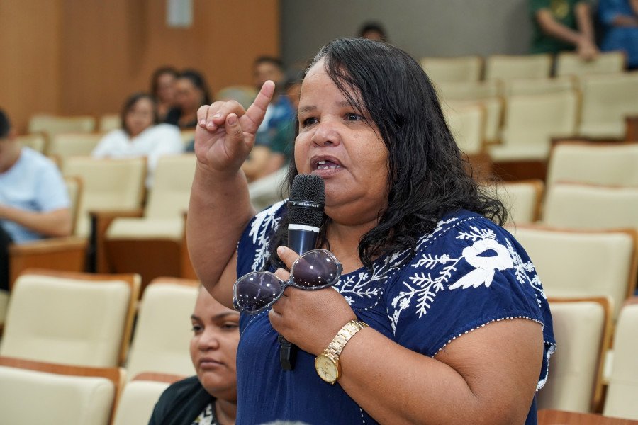 Edna Batista, mãe e avó de alunos que dependem do transporte escolar na zona rural de Palmas, criticou veementemente a situação