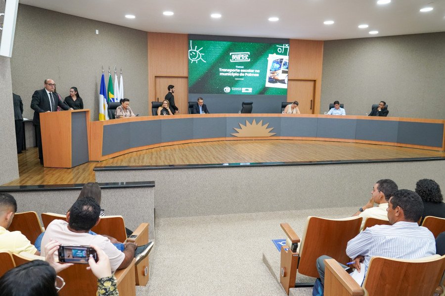 O promotor regional da educação, Benedicto Guedes, coordenou a audiência pública (Foto: Marcelo de Deus)