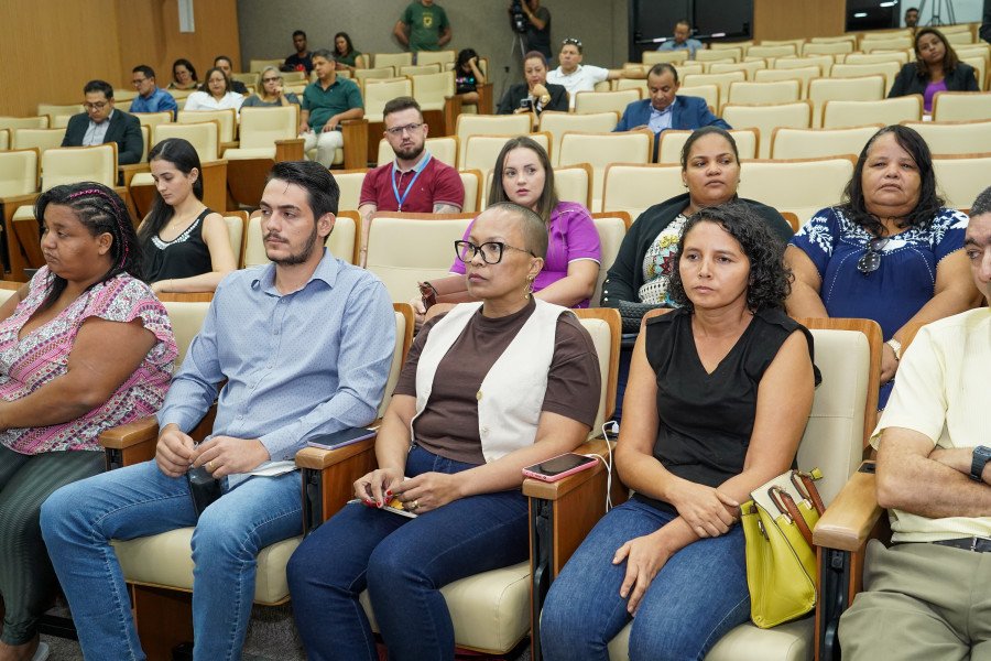 Durante a reunião, vários pais de alunos de escolas estiveram presentes (Foto: Marcelo de Deus)