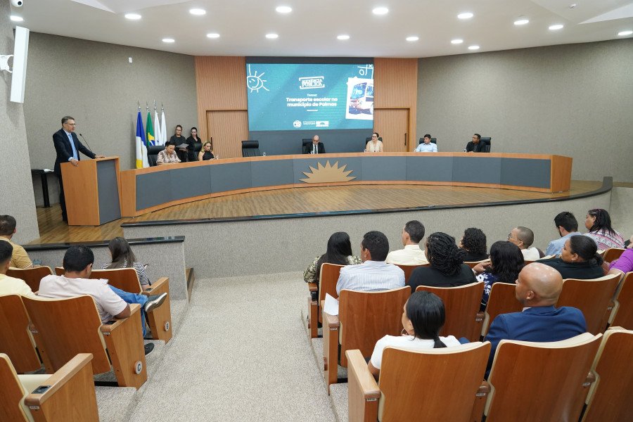 O Secretário de Educação de Palmas, Fábio Barbosa Chaves, explicou a situação aos presentes (Foto: Marcelo de Deus)