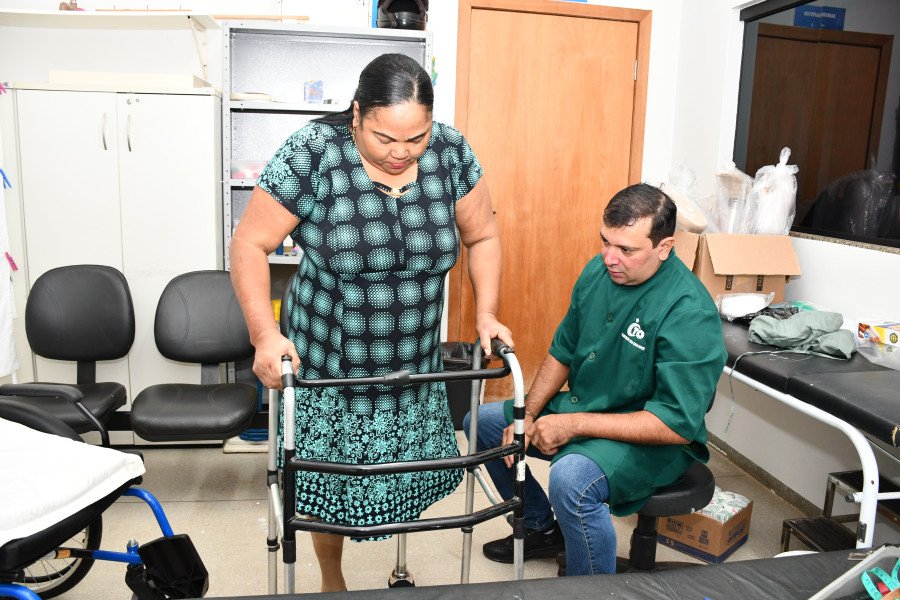 A paciente Domingas Tavares, recebeu a prótese ortopédica no Centro Estadual de Reabilitação (Foto: Ananda Santos)