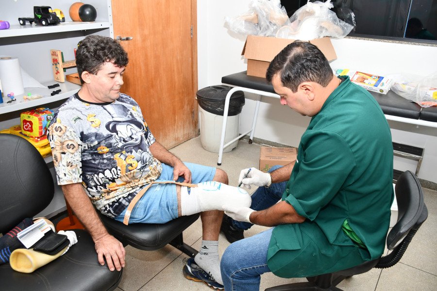 O paciente Ironaldo Marinho, fez a medida para a fabricação da prótese, na terça-feira, 30 (Foto: Ananda Santos)