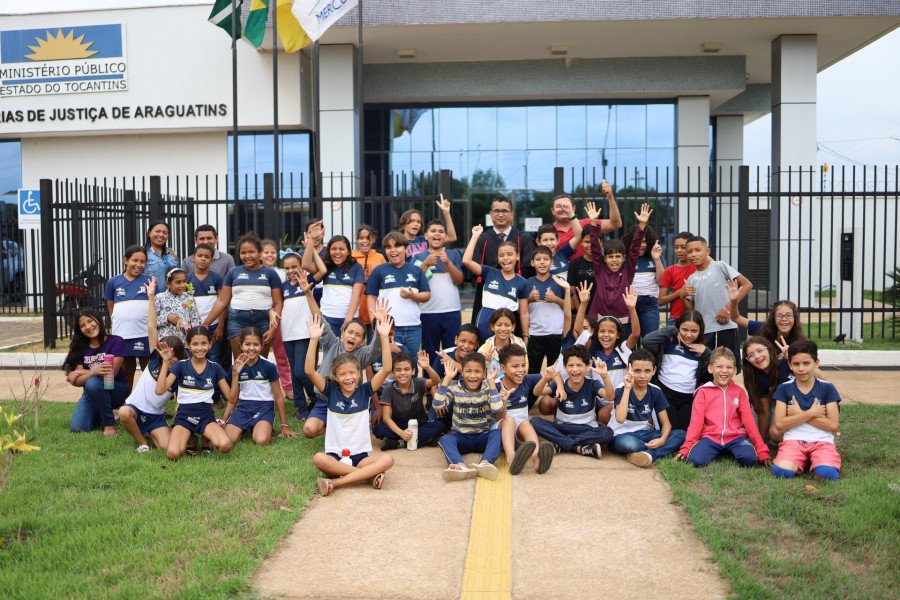 O grupo diante da sede local da Promotoria de Justiça de Araguatins (Foto: Divulgação)