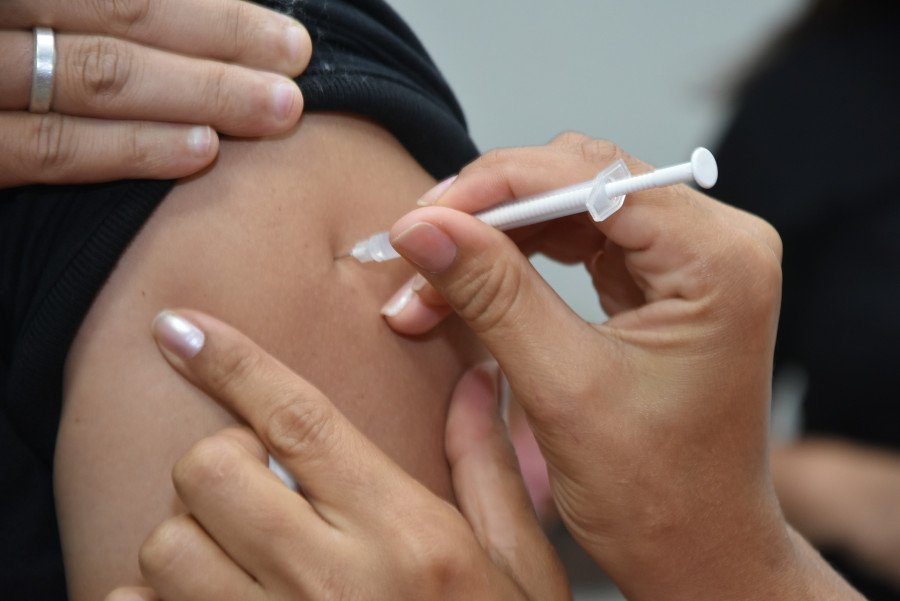 No Tocantins, em 2023, foram aplicadas o total de 181.980 doses de vacina contra COVID-19 (Foto: Divulgação/SES-TO)