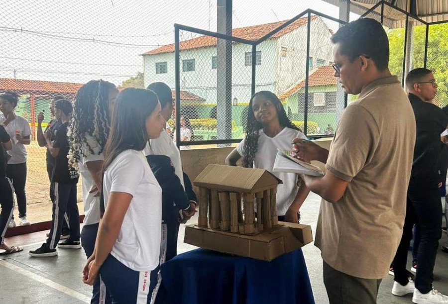 Visitantes apreciaram as miniaturas produzidas pelos estudantes e aprenderam sobre a história romana (Foto: Dicom/Seduc)