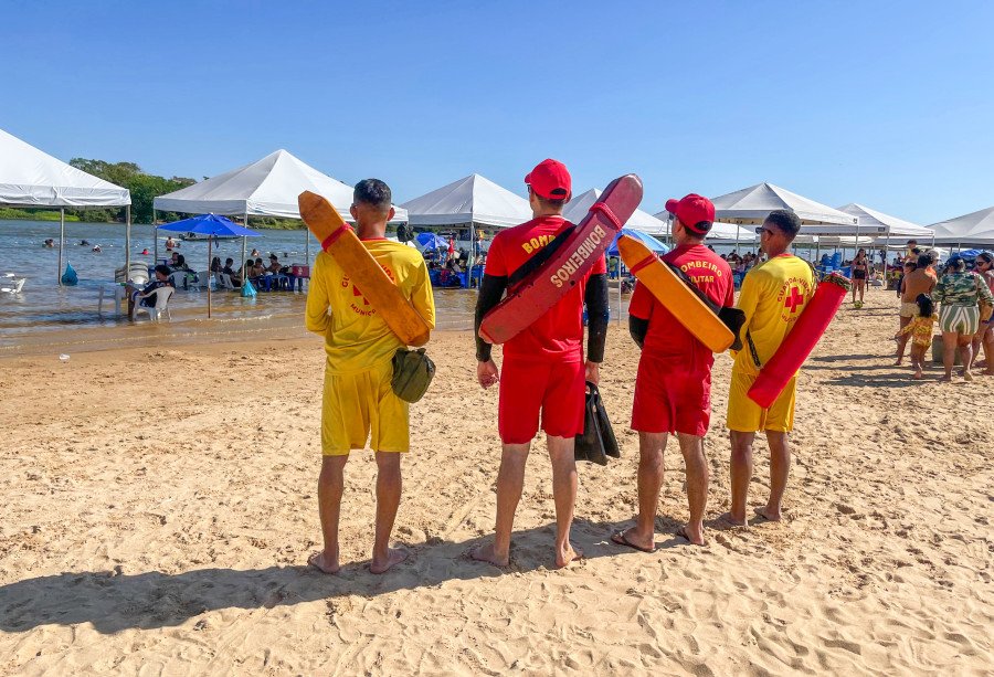 Presença de bombeiros militares colaborou para o baixo índice de ocorrências nas praias (Foto: Luiz Henrique Machado)