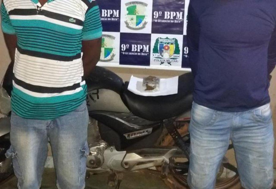 Dois homens em posse de 360 gramas maconha e de uma motocicleta foram presos pela PM por trÃ¡fico de drogas em Araguatins (Foto: 9Âº BPM)