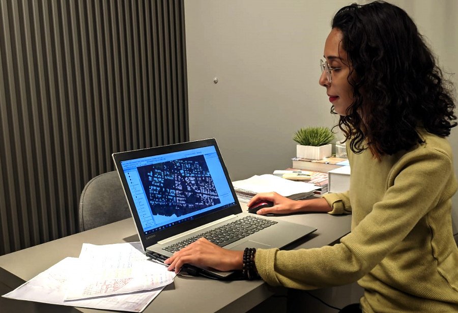 Ana Clara, arquiteta e coordenadora do Grupo de Trabalho que está realizando o planejamento da regularização fundiária de Luzinópolis