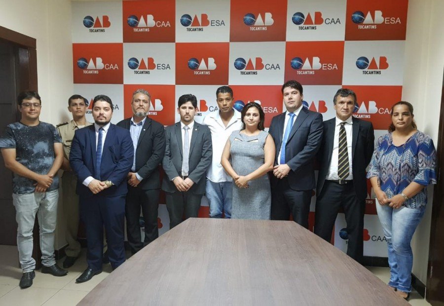 Familiares de Ronaldo da Silva Simas, com a diretoria da OAB-TO (Foto: DivulgaÃ§Ã£o)