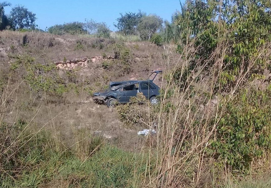 Carro foi encontrado fora da pista (Foto: PM/DivulgaÃ§Ã£o)
