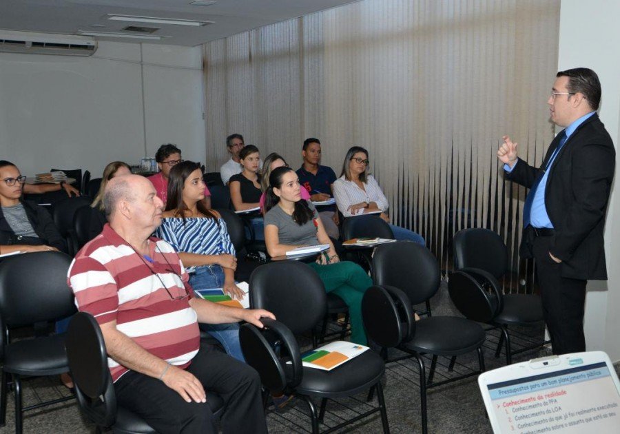 O curso visa qualificar e aprimorar o conhecimento de servidores sobre os procedimentos de compras (Foto: SÃ­lvio Santos)