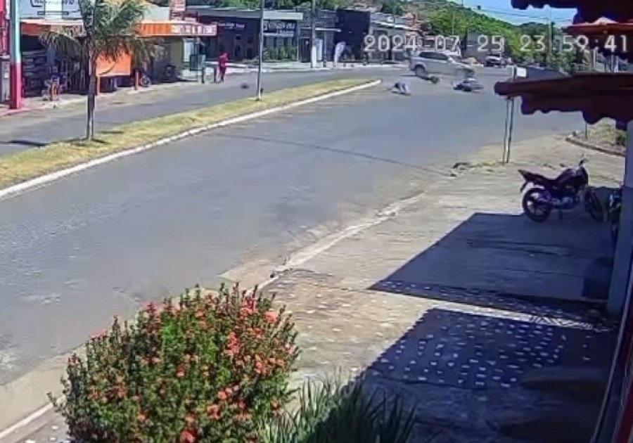 Carro que trafegava na Rua Augustinópolis colidiu com a moto (Foto: Reprodução)