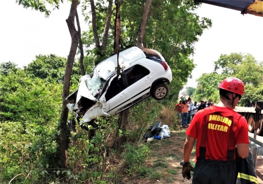 Guincho retira o veÃ­culo do local do acidente, na BR-153, entre os municÃ­pios de Cariri e FigueirÃ³polis