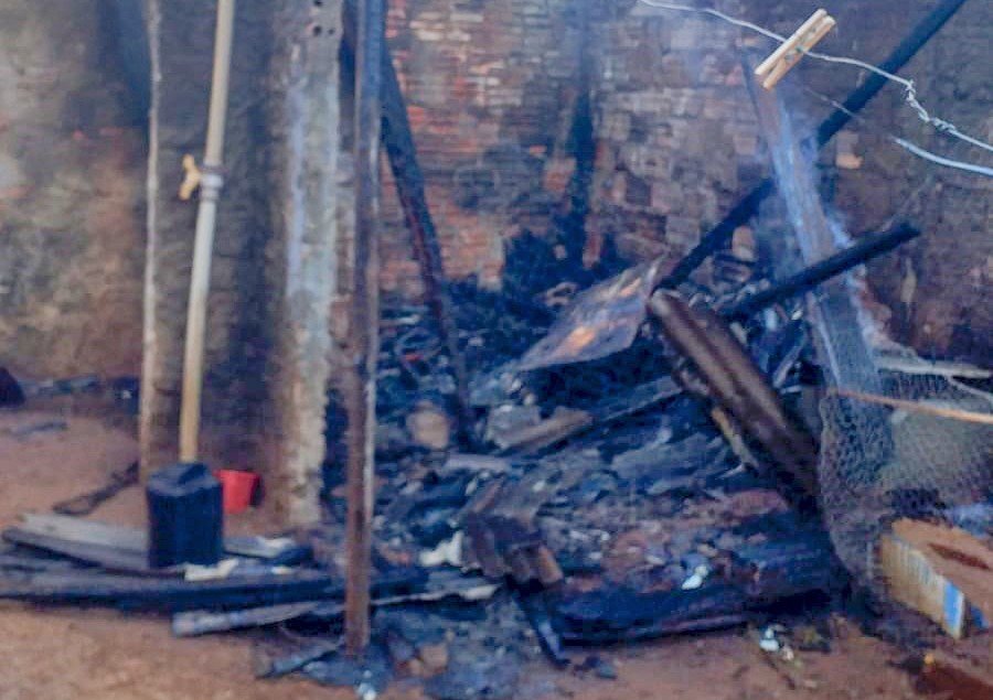 Fogo destruiu entulho e uma bicicleta que estava no local (Foto: Divulgação/CBMTO)