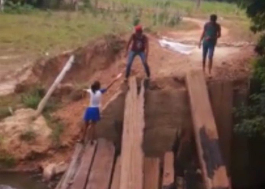 Estudantes atravessam ponte destruÃ­da e precisam andar 3 km a pÃ© para chegar atÃ© a escola