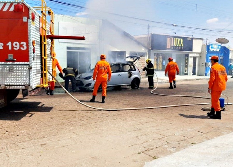 Carro pega fogo no centro de Araguatins (Foto: Divulgação)