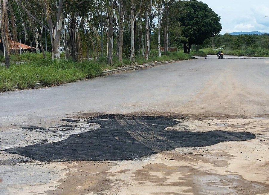 Serviços de tapa-buracos na TO-050 entre Conceição do Tocantins e Arraias