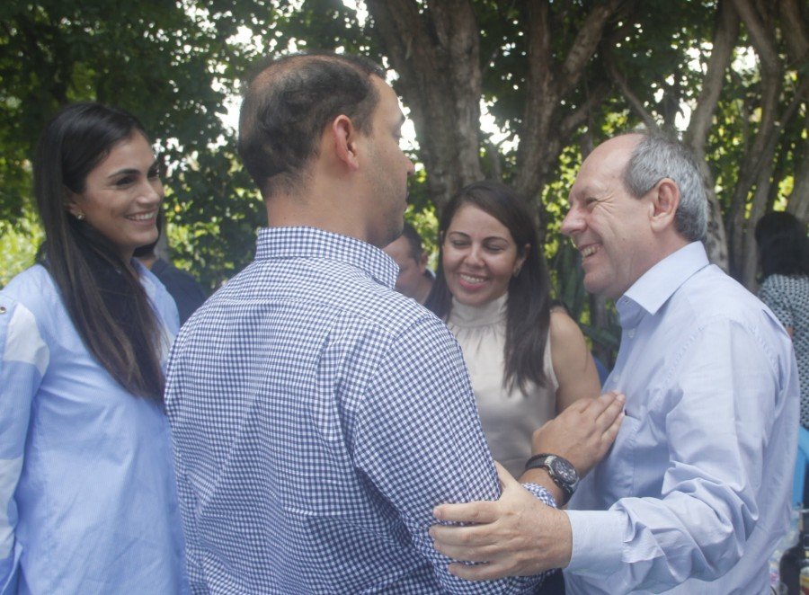 Dimas sendo cumprimentado pelo deputado federal Vicentinho JÃºnior (PR), em Itaguatins