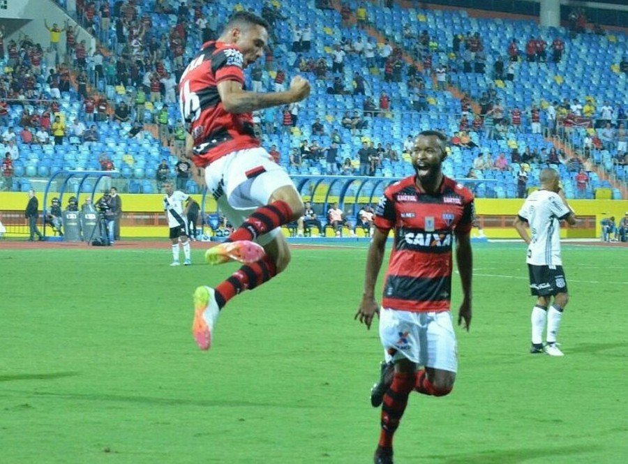 Luiz Fernando (esq.) comemorando gol contra a Ponte Preta (Foto: Paulo Marcos / AtlÃ©tico-GO)