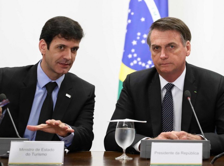Ministro do Turismo, Marcelo Ãlvaro AntÃ´nio, ao lado do presidente Jair Bolsonaro