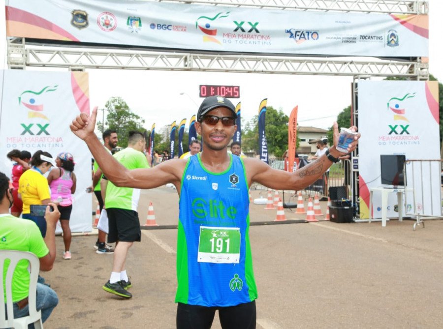 Participando pela terceira vez da Meia Maratona, Gustavo Barros, de Goiânia, foi o Campeão masculino da prova de 21 km (Foto: Mari Rios)