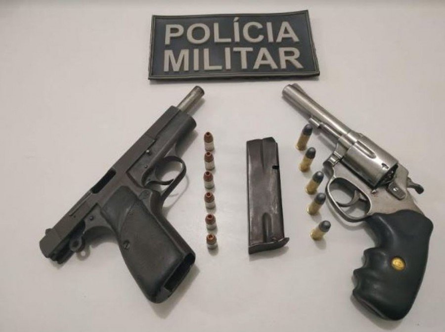 PolÃ­cia Militar prendeu autores por porte de arma de uso restrito em Palmas e apreendeu quatro papelotes de cocaÃ­na em Porto Nacional