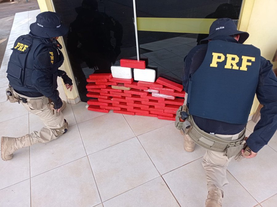 Maconha e cocaína foram apreendidas na BR-153 em Guaraí, em ônibus que seguia para Caxias-MA (Foto: Divulgação/PRF)