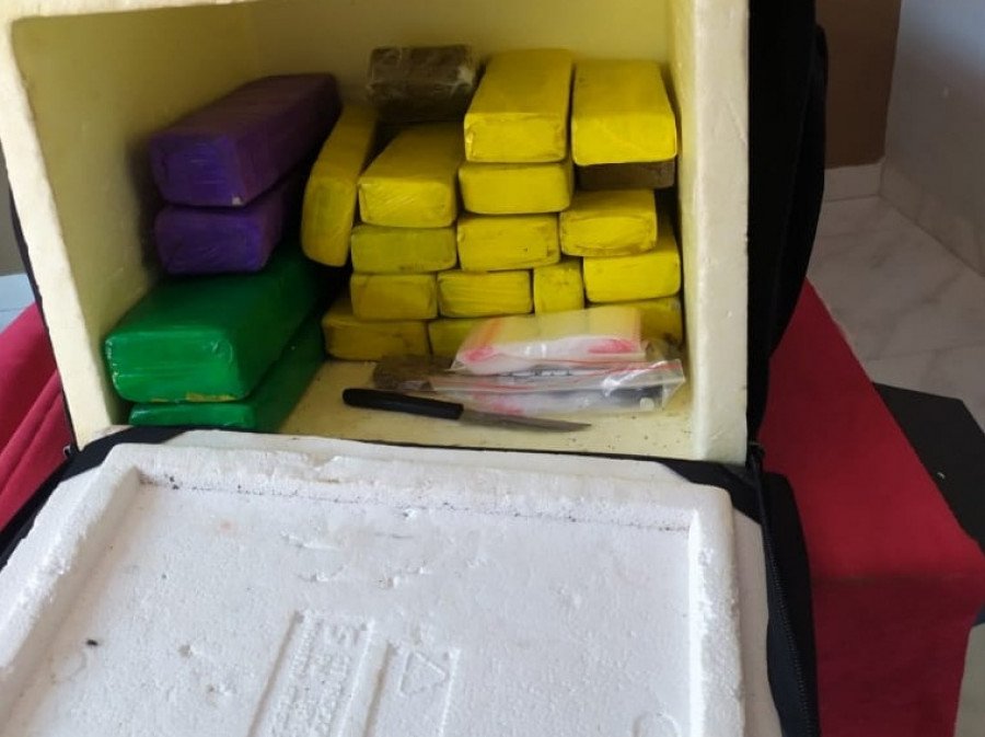 Drogas em caixa de delivery (Foto: Divulgação/PM)