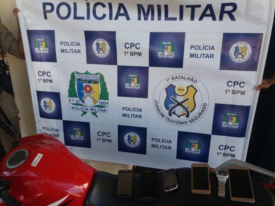 Moto roubada e demais materiais apreendidos com dupla de assaltantes em Palmas