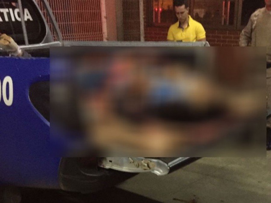 Suspeitos foram levados para hospital em carroceria do carro da PM