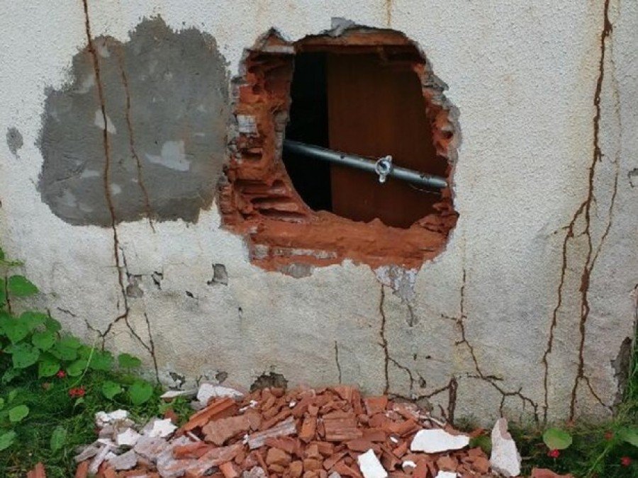 Buraco aberto na parede de agÃªncia dos Correios (Foto: DivulgaÃ§Ã£o)