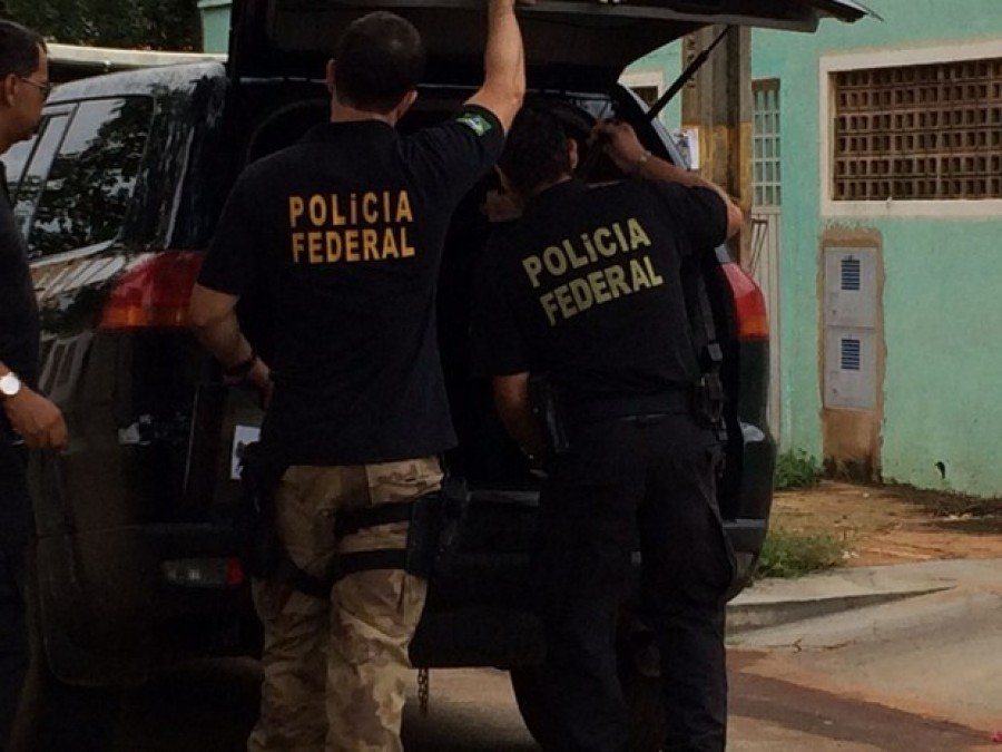 PolÃ­cia Federal cumpre mandados durante operaÃ§Ã£o em Palmas (Foto: Cassiano Rolim/TV Anhanguera)