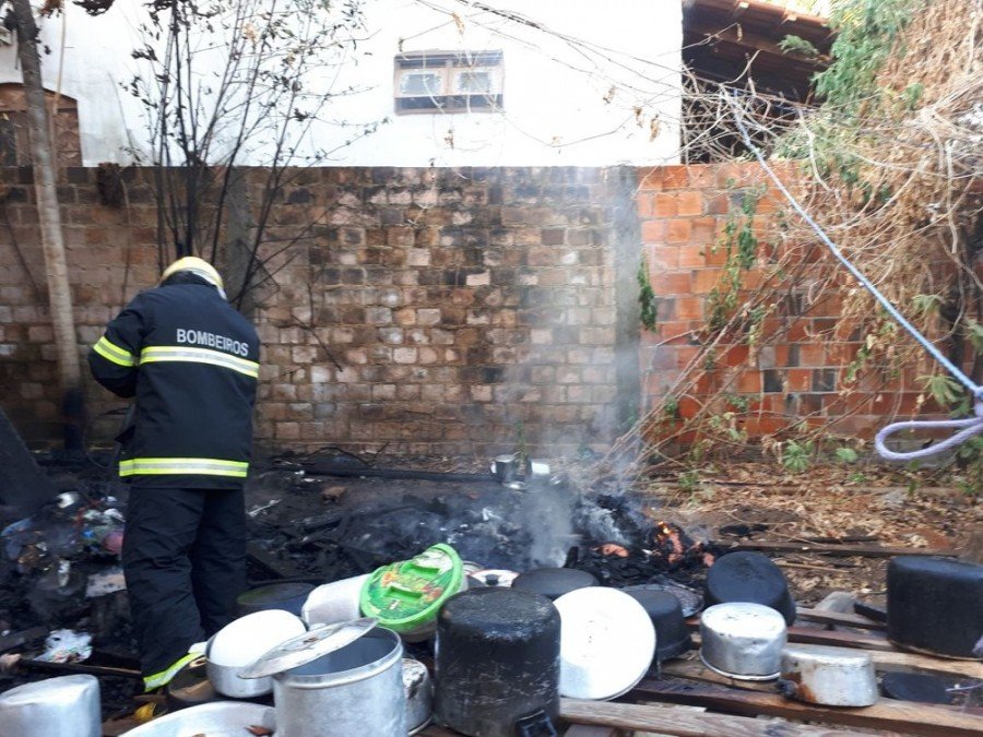 UtensÃ­lios de cozinha estÃ£o entre os objetos que foram queimados (Foto: Bombeiros)