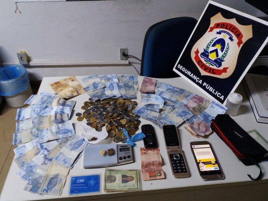 Drogas e dinheiro apreendidos pela PolÃ­cia Civil em AraguaÃ­na