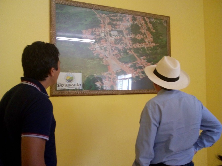 Dimas observando imagem aÃ©rea de SÃ£o SebastiÃ£o ao lado do prefeito, Adriano Rodrigues