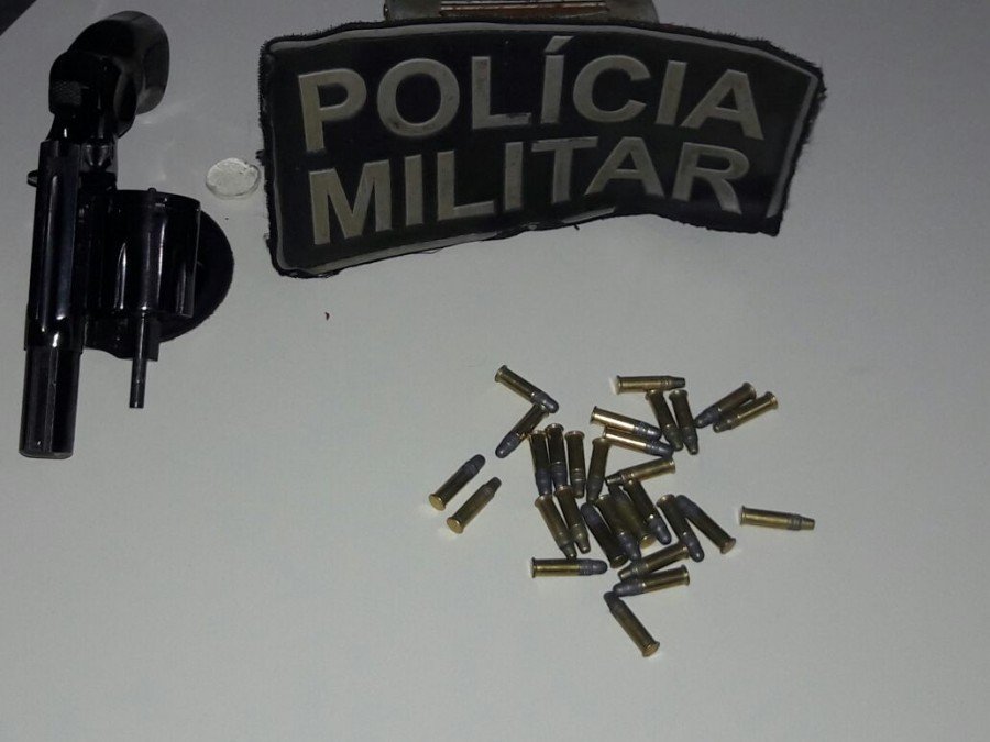 Em Almas, um homem foi preso portando uma arma de fogo (Foto: DivulgaÃ§Ã£o PMTO)