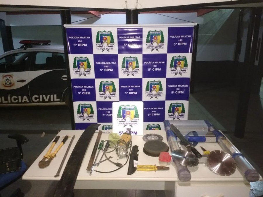 Objetos encontrados com suspeito em carro (Foto: PM/DivulgaÃ§Ã£o)