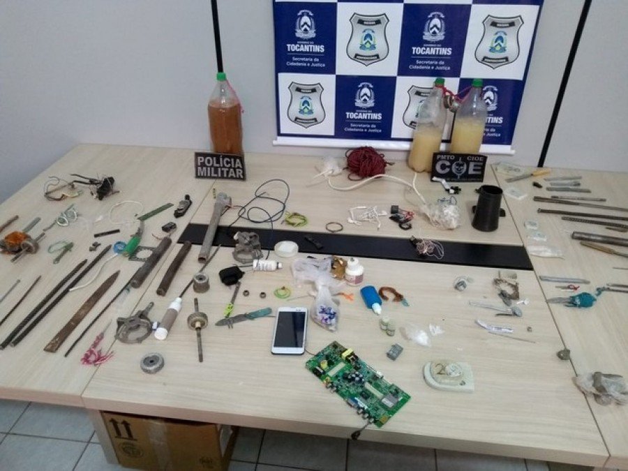 Armas artesanais, celulares e cachaÃ§a encontrados dentro do presÃ­dio (Foto: DivulgaÃ§Ã£o)